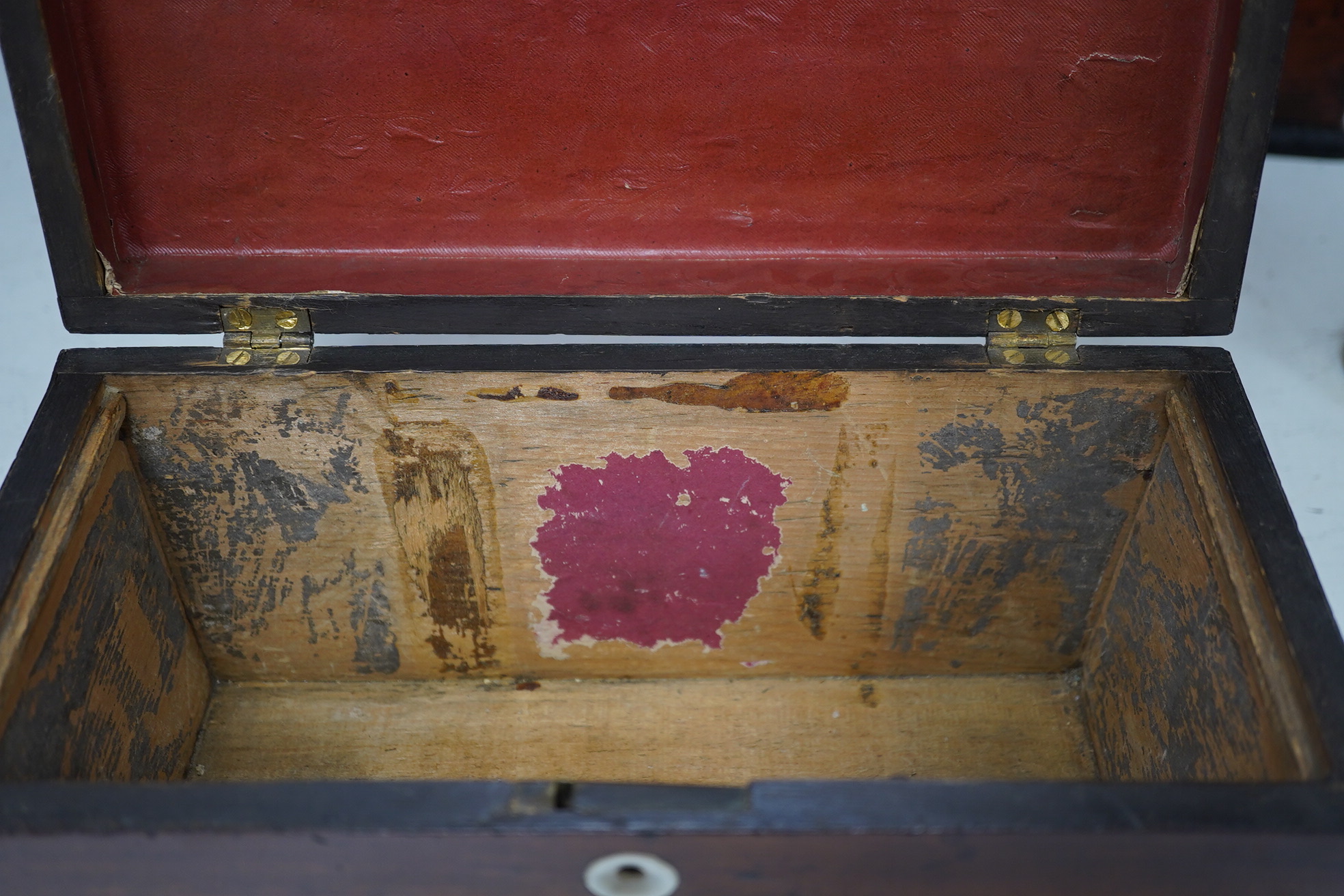 A Victorian mahogany sarcophagus shaped tea caddy with mother of pearl inlaid escutcheon, 28cm. Condition - fair